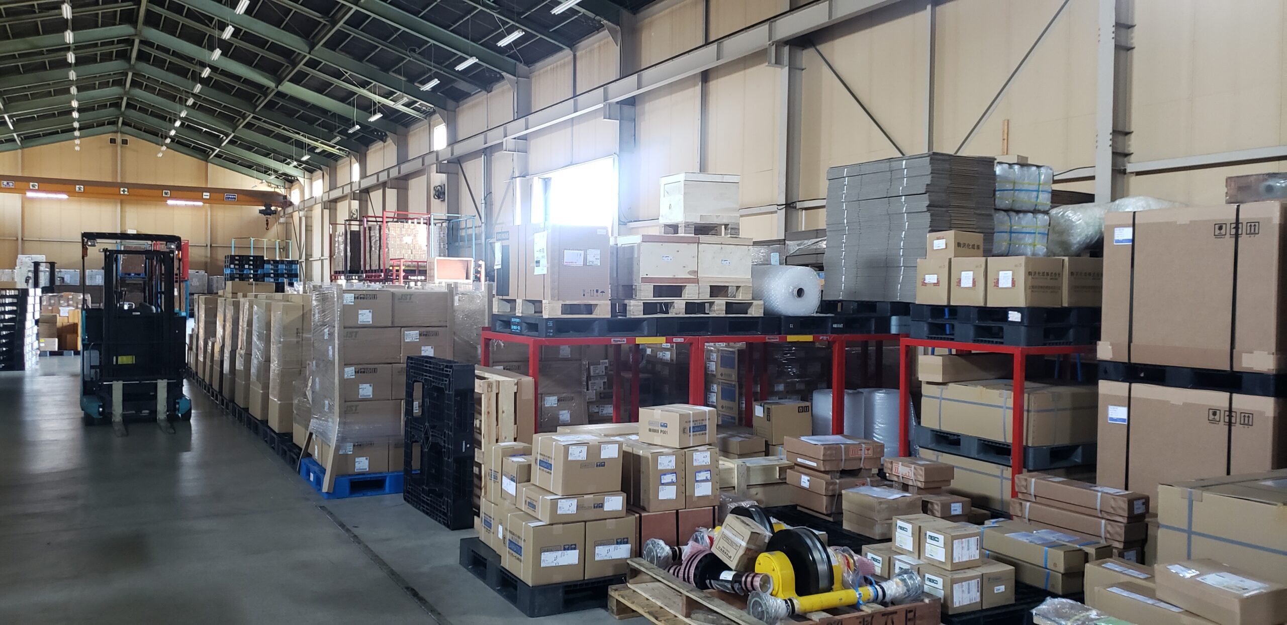 整頓された自動車部品の倉庫